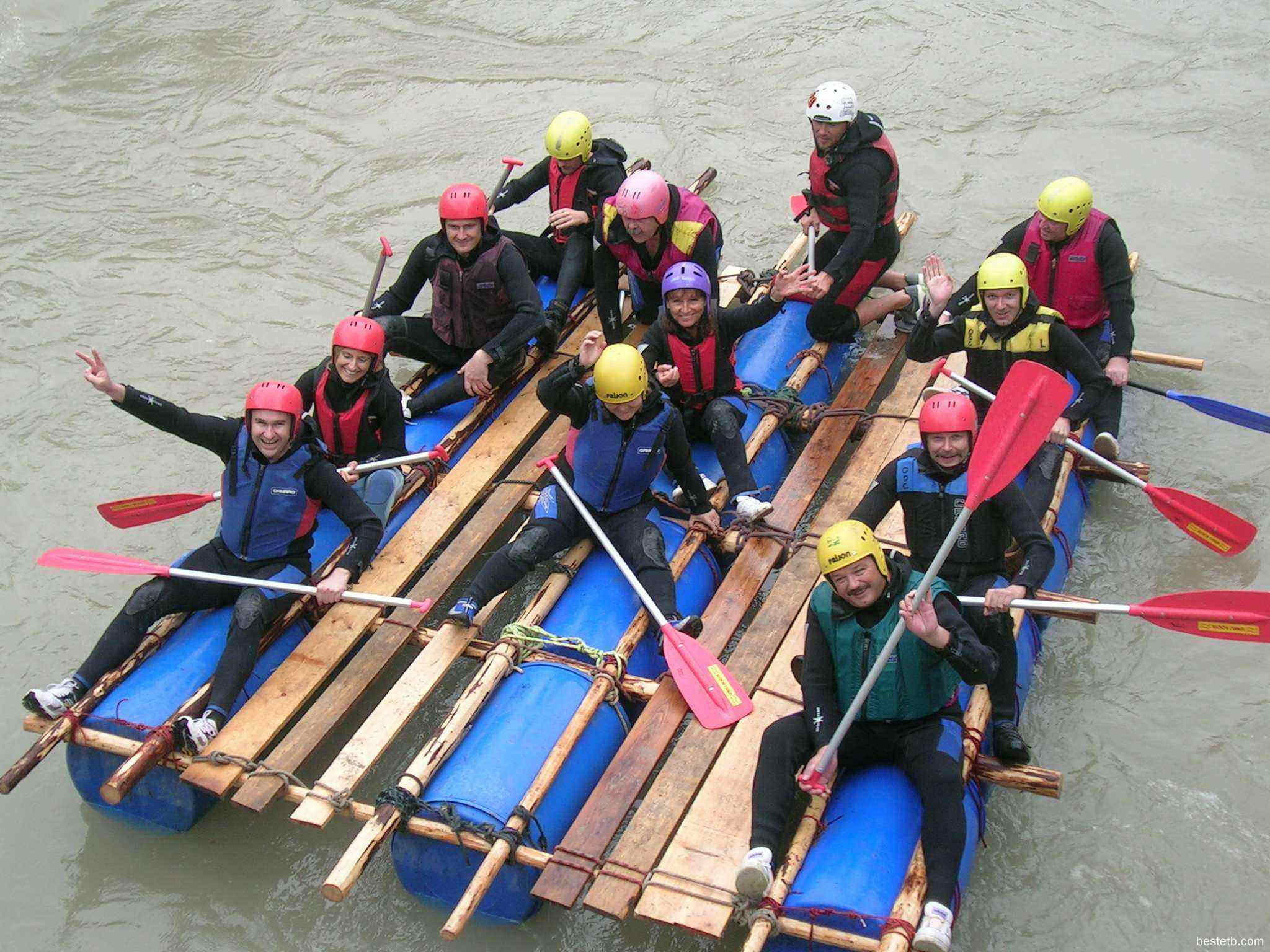 队员在特定的时间内,利用所给的毛竹,麻绳,大塑料桶扎出一条结实的